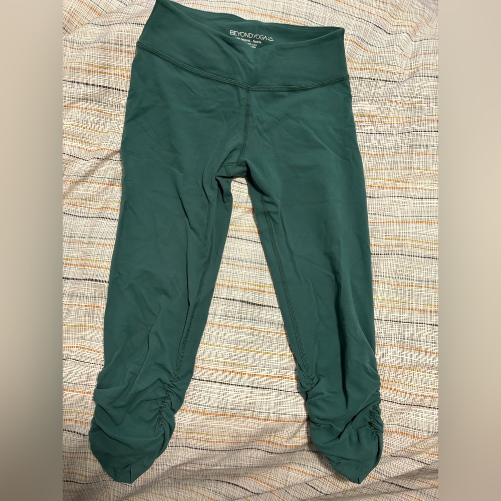 Beyond Yoga Green Cropped Pants